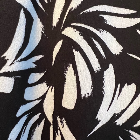 LC By LAURA CRUZ 2X ZIP NECKLINE SHORT SLEEVE BLACK & WHITE TOP - Picture 6 of 8